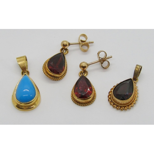 392 - Egyptian yellow metal pear-cut turquoise pendant, 1.6g and a 9ct pear-cut garnet pendant and matchin... 