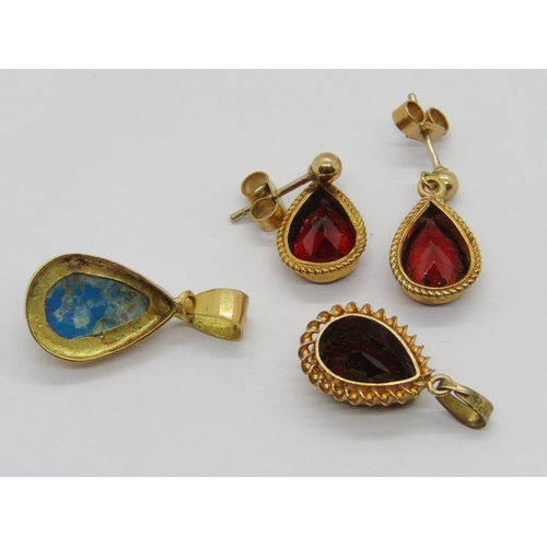 392 - Egyptian yellow metal pear-cut turquoise pendant, 1.6g and a 9ct pear-cut garnet pendant and matchin... 