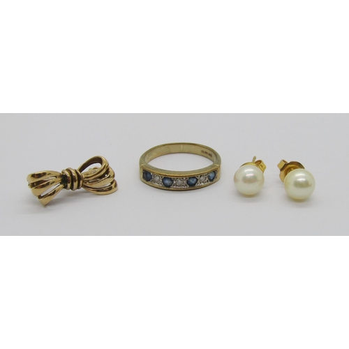 394 - Group of 9ct jewellery comprising a sapphire and diamond seven stone ring, a 9ct hinged bow clasp an... 