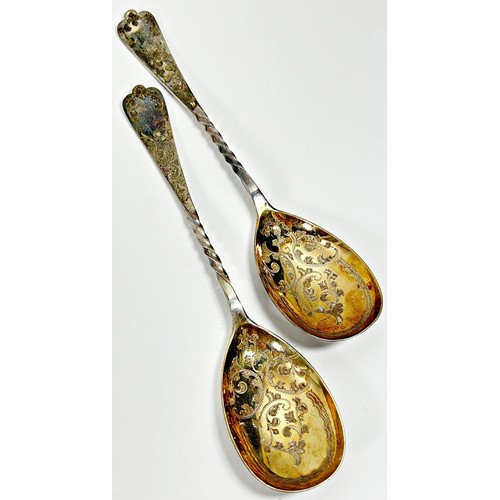 240 - A pair of cased heavily engraved serving spoons, Sheffield 1903, maker Atkin Brothers, 21 cm long, 4... 