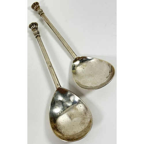 232 - A silver seal point spoon Sheffield 1919, maker Mappin & Webb, 16 cm long, 1.9 ozs together with a s... 