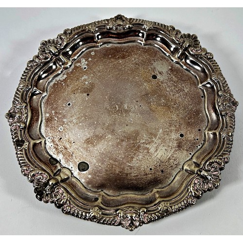 231 - A scalloped edge design salver, London 1913, maker Goldsmiths & Silversmiths Co Ltd, 17 cm diameter,... 