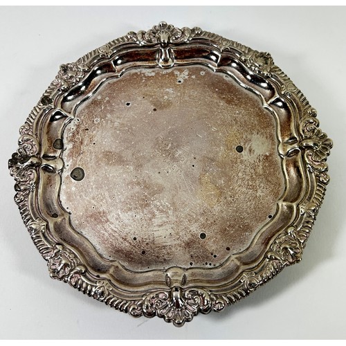 231 - A scalloped edge design salver, London 1913, maker Goldsmiths & Silversmiths Co Ltd, 17 cm diameter,... 