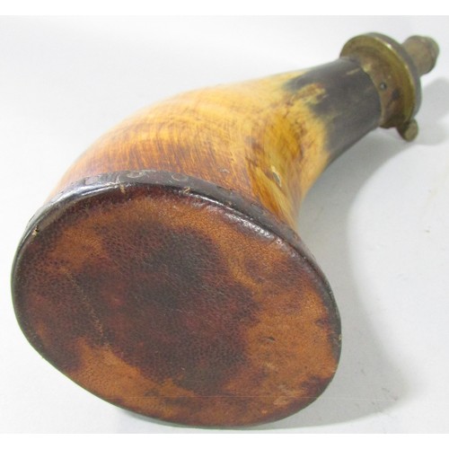 628 - An 18th century cow horn powder horn with a brass sprung dispenser and leather capped base, 19cm hig... 