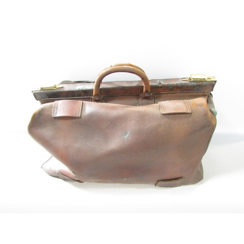 636 - A vintage brown leather Gladstone bag, decent stitching and handles, working brass clasps, missing b... 