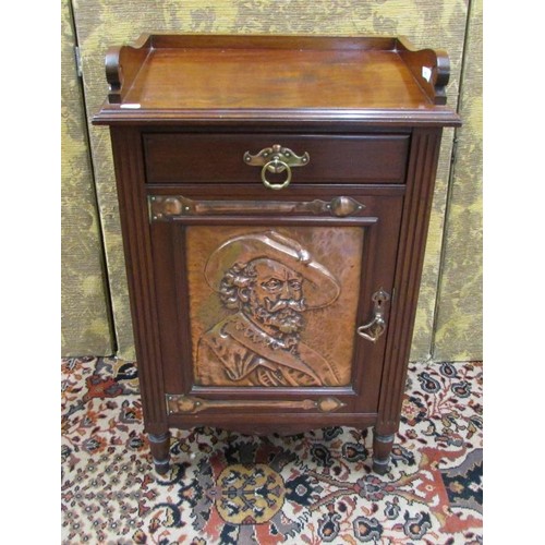 1623 - A good quality walnut smokers cabinet, attributed to Shapland & Petter, the front elevation enclosed... 