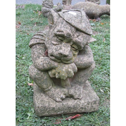 1095 - Two weathered cast composition stone garden ornaments in the form of seated sleeping gargoyles 38 cm... 