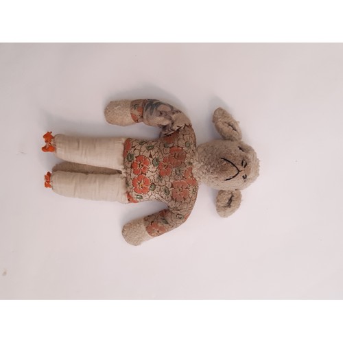 894 - Two vintage teddy bears in golden plush with stitched mouth, nose and claws, heights 42 and 40cm, to... 