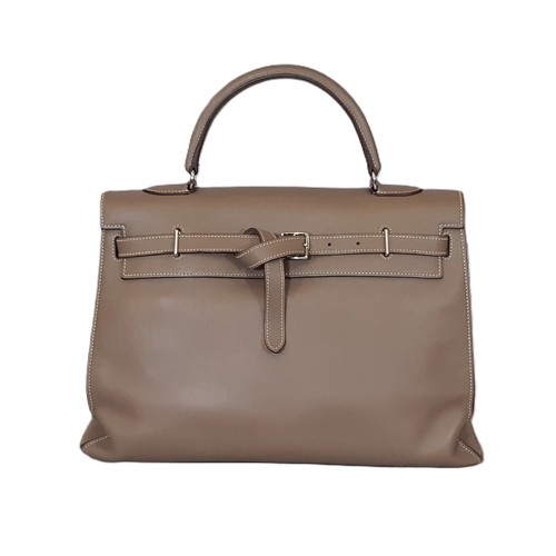 30 - A Swift Kelly Flat 35 handbag by Hermès in Étoupe leather with detachable shoulder strap, rain cover... 