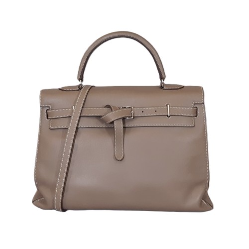 30 - A Swift Kelly Flat 35 handbag by Hermès in Étoupe leather with detachable shoulder strap, rain cover... 