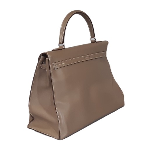 30 - A Swift Kelly Flat 35 handbag by Hermès in Étoupe leather with detachable shoulder strap, rain cover... 