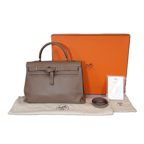 30 - A Swift Kelly Flat 35 handbag by Hermès in Étoupe leather with detachable shoulder strap, rain cover... 