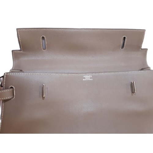 30 - A Swift Kelly Flat 35 handbag by Hermès in Étoupe leather with detachable shoulder strap, rain cover... 