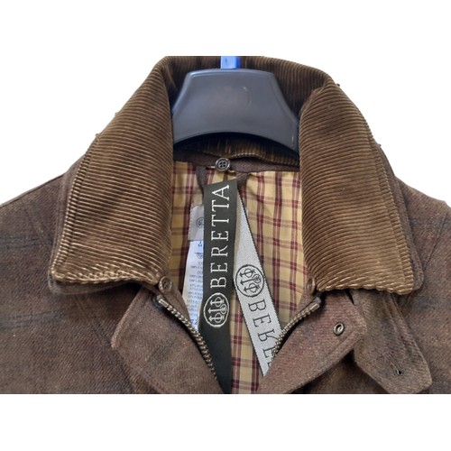 44 - Gentlemen's shooting jacket by Beretta in Derby tweed with zip front, detachable corduroy over-colla... 