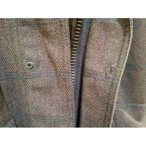 44 - Gentlemen's shooting jacket by Beretta in Derby tweed with zip front, detachable corduroy over-colla... 