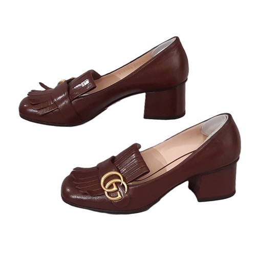 92 - A pair of Gucci Marmont pumps/ shoes in brown leather with fringe detail, GG hardware logo and cloth... 