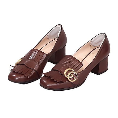 92 - A pair of Gucci Marmont pumps/ shoes in brown leather with fringe detail, GG hardware logo and cloth... 