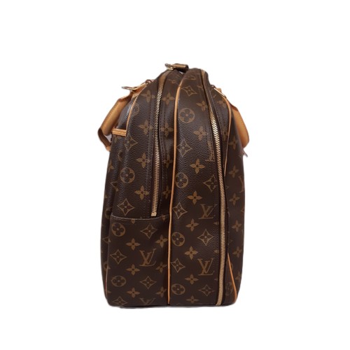 100 - Louis Vuitton Alize 45 travel bag in Monogram Canvas with Vachetta leather trim. The bag has detacha... 