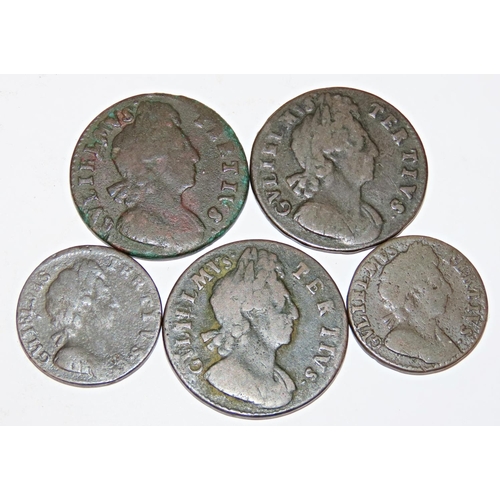 339 - William III halfpennies 1699, 1700, 1701 (unbarred A’s in Britannia), farthings 1696 and 1700. (5 co... 