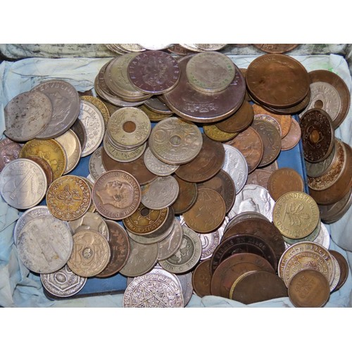 409 - A mixed collection of British and worldwide coins, to include a boxed 1951 Festival Of Britain Five ... 