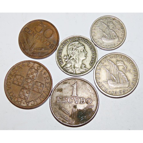 413 - A large mixed quantity British and worldwide coinage, George III and later, to include Chinese, Amer... 