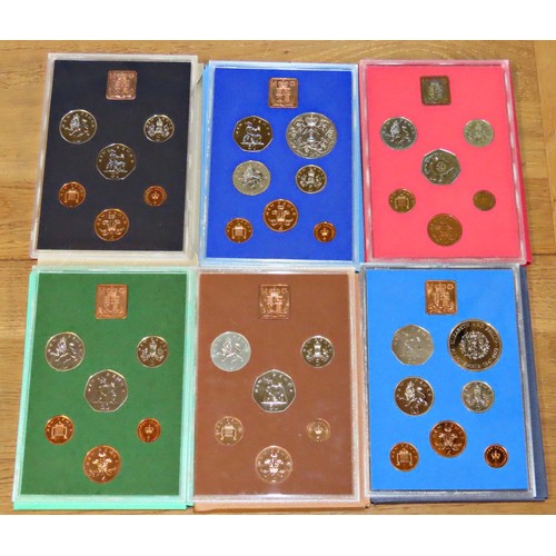 454 - Coinage Of Great Britain & Northern Ireland, Thirteen annual year sets together with a Royal Mint Un... 