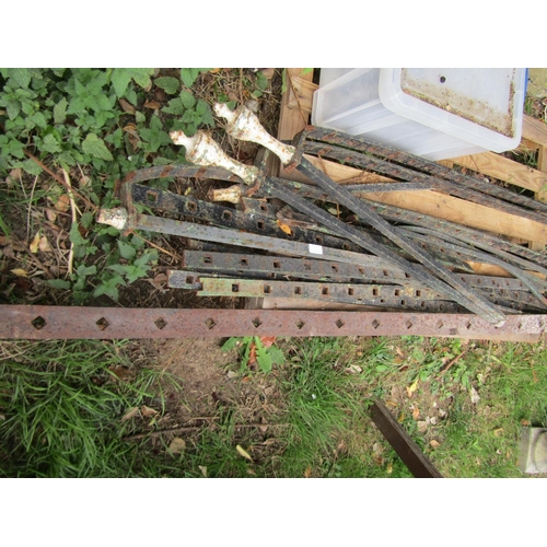 1033 - Architectural salvage - a run of 19th century iron railing with vertical open square bars and urn sh... 