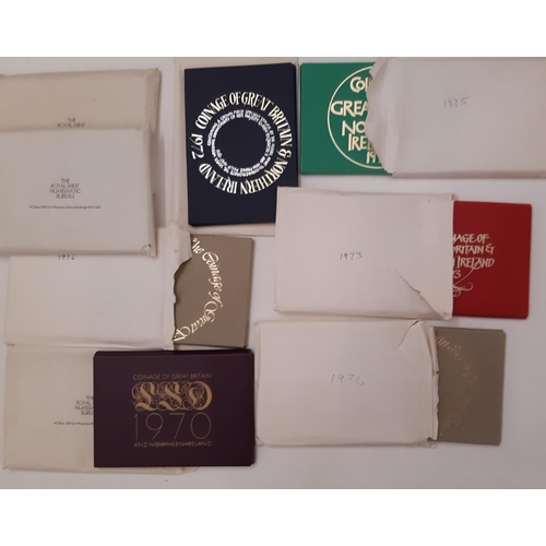 396 - A collection of commemorative / collectable coins and silver ingots to include cased Pobjoy mint cro... 