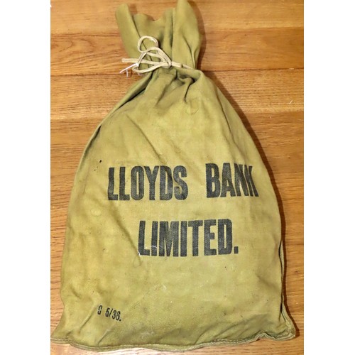 433 - A mixed group of old British banking linen cash bags, Lloyds and others.