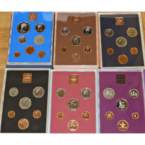 391 - Coinage of Great Britain and Northern Ireland, nine year sets to include: 1972, 1974, 1976, 1977 x3,... 