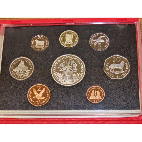 487 - A mixed collection of Royal Mint cased commemorative / collectable coins, to include seven United Ki... 