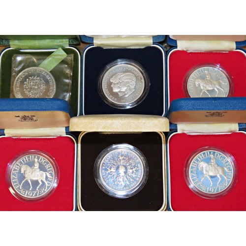 488 - A collection of collectable / commemorative coin sets to include Royal Mint Coinage of Great Britain... 