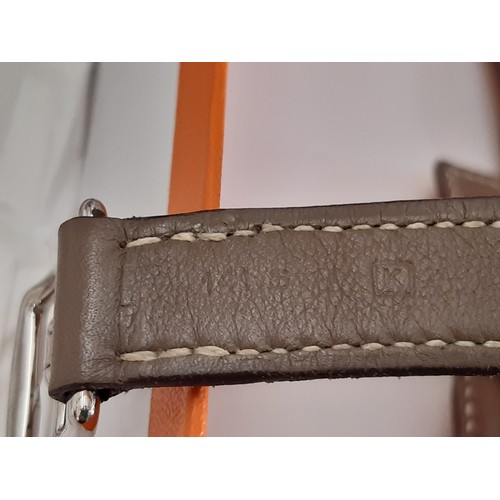 30 - A Swift Kelly Flat 35 handbag by Hermès in Étoupe leather with detachable shoulder strap, rain cover... 