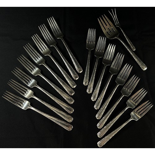 217 - An American Towle candlelight sterling silver flatware, consisting of, 8 Dinner knives, 8 Dinner for... 