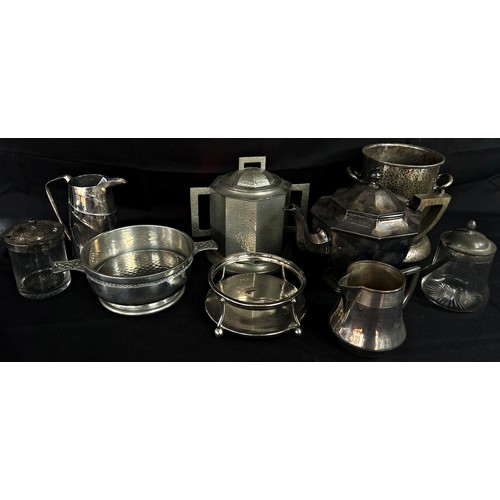 191 - A good quantity of silver plated tableware, including a vinaigrette stand, tankard, coffee pot, jug ... 