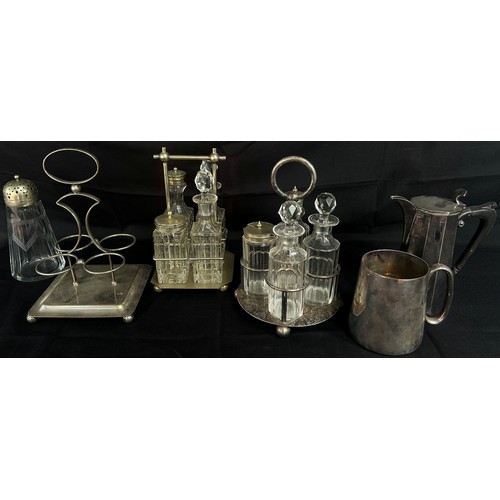 191 - A good quantity of silver plated tableware, including a vinaigrette stand, tankard, coffee pot, jug ... 