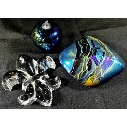 163 - Siddy Langley iridescent pebble paperweight signed and dated 2004, an iridescent glass apple, Baccar... 