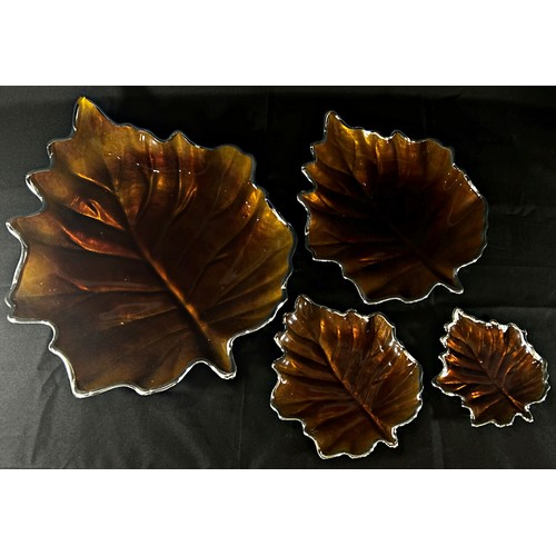 175 - Dogale Venezia - A set of four graduated enamelled glass autumn leaf dishes, largest dimensions: 35 ... 