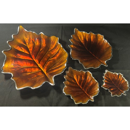 175 - Dogale Venezia - A set of four graduated enamelled glass autumn leaf dishes, largest dimensions: 35 ... 