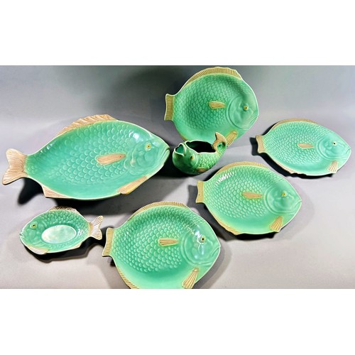 69 - A group of Shorter and Son fish plates in the shape of fish in a green colourway together with a mat... 