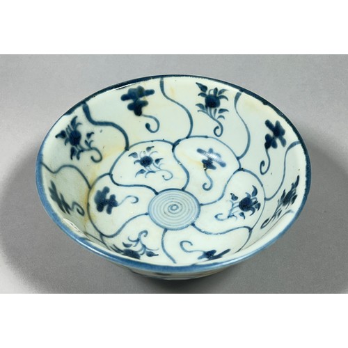 75 - A Chinese Tek Sing shipwreck blue and white porcelain bowl, 16cm diameter, 7.5cm high (boxed, with t... 