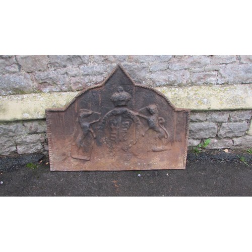 1081 - An old cast iron fire back of rectangular stepped rounded and pointed arched form, with rope twist b... 