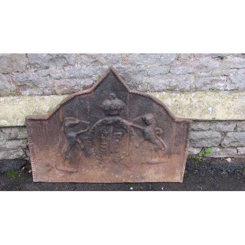 1081 - An old cast iron fire back of rectangular stepped rounded and pointed arched form, with rope twist b... 