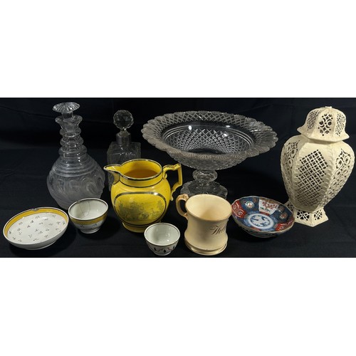 117 - A mixed collection, decorative ceramics and glass to include Delft plates, a 19th century monochrome... 