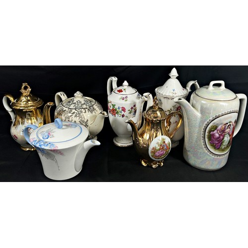 119 - Mixed 19th century and later decorative porcelain and ceramics to include a Shelley teapot, further ... 