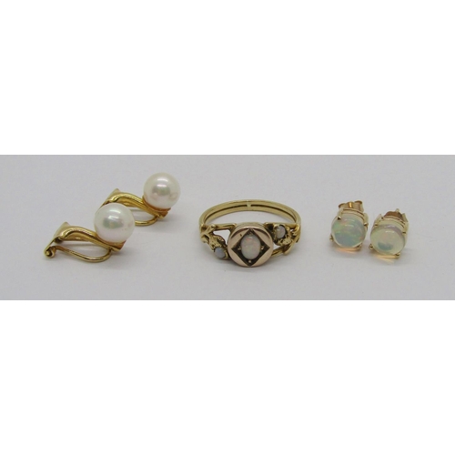 250 - Collection of 9ct jewellery comprising a stylised pearl ring and three pairs of pearl earrings, an o... 