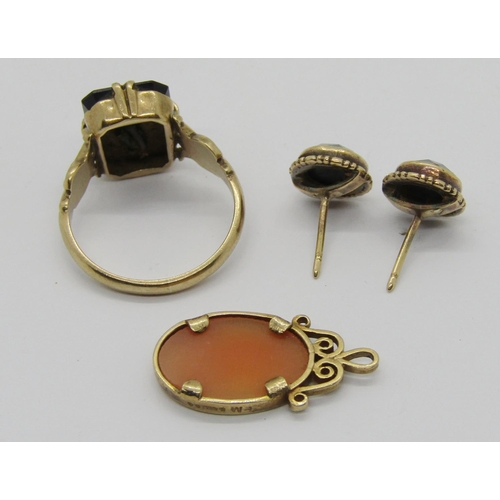 255 - Group of 9ct jewellery comprising an onyx letter 'E' ring, size L, a small cameo pendant and a pair ... 