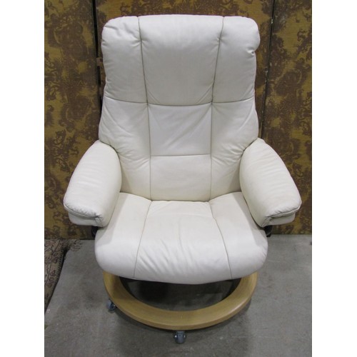 1252 - A Stressless soft cream leather upholstered adjustable reclining chair