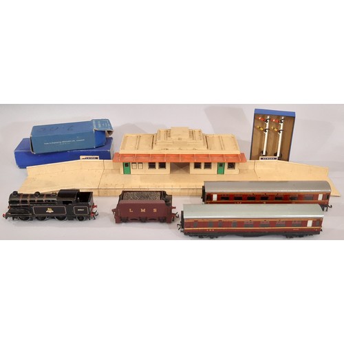 658 - Early 1950's Hornby 00 gauge railway models including a boxed Hornby Dublo EDL17 0-6-2 locomotive, u... 