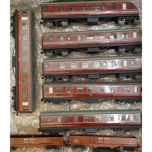 658 - Early 1950's Hornby 00 gauge railway models including a boxed Hornby Dublo EDL17 0-6-2 locomotive, u... 